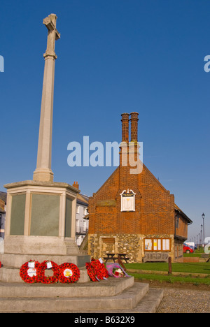 Coquelicots à gauche à la pierre à côté du hall à Aldeburgh Moot,Suffolk, Royaume-Uni Banque D'Images