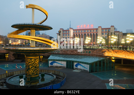 Chine Sichuan Chengdu Tianfu Square Autochtones Square fontaine spirale Banque D'Images