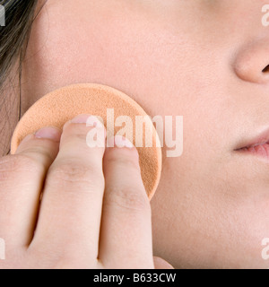 Closeup of woman applying makeup Banque D'Images