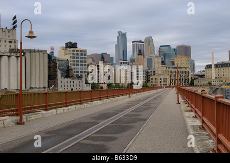 Tour d'horizon de Minneapolis tour le pont en arc de pierre vide avant le lever du soleil sous ciel nuageux Minnesota USA Banque D'Images