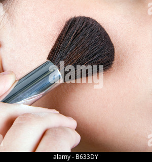 Closeup of woman applying makeup Banque D'Images