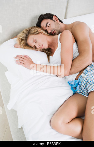 High angle view of a young woman lying on the bed Banque D'Images