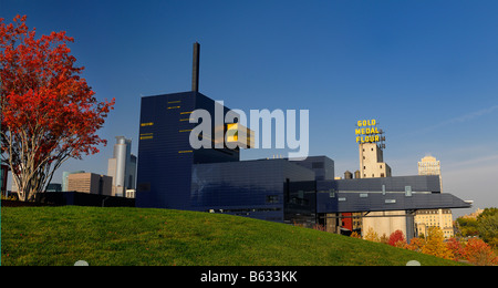 Blue Panorama de Guthrie Theatre de Minneapolis Mill District historique de la ville avec la farine silos et médaille d'automne érable rouge Banque D'Images