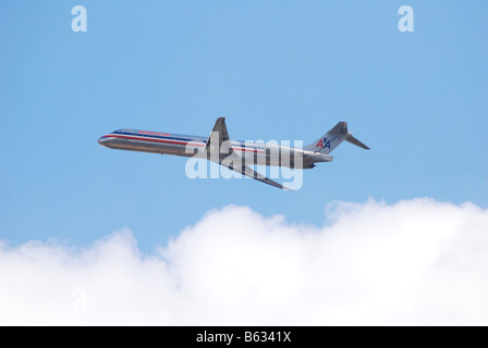 American Airlines vol d'un avion au-dessus des nuages Banque D'Images