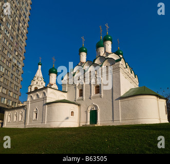 Église de Saint Siméon le stylite à côté d'un bâtiment moderne sur la rue Novy Arbat à Moscou, Russie Banque D'Images