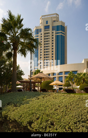 Jardins et tower, Ritz Carlton Hotel, Doha, Qatar Banque D'Images