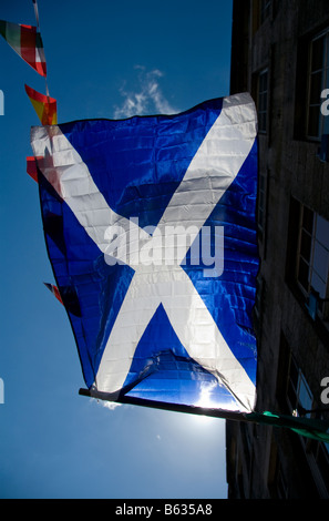 Croix de St Andrews écossais drapeau sur le vent Banque D'Images