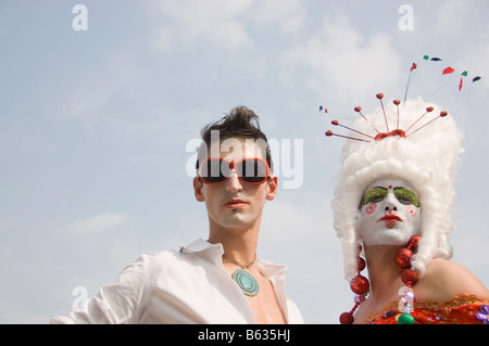 Low angle view of deux homosexuels Banque D'Images