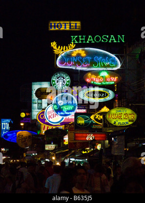 Enseignes au néon le long de Khao San Road à Bangkok Thailande nuit JPH0143 Banque D'Images