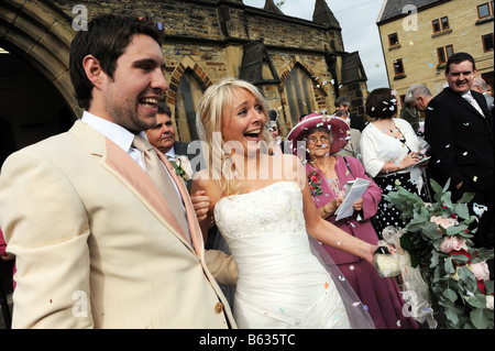 Couple de jeunes mariés à l'extérieur de l'église modèle West Yorkshire publié Banque D'Images
