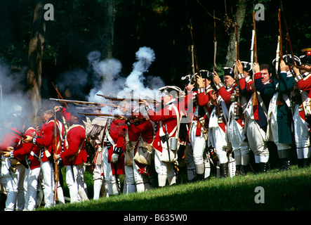 Manteau rouge des soldats à un campement de guerre révolutionnaire reenactment Brandywine Battlefield Park Chadds Ford New York USA Banque D'Images