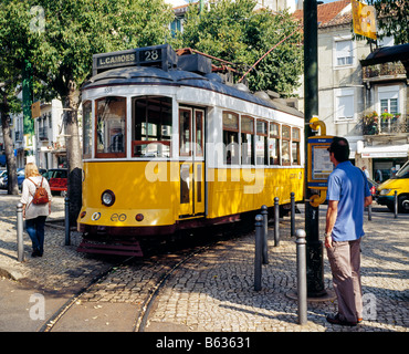 Le tramway dans la Rua da Graca Electrico Lisboa Lisbonne Portugal Banque D'Images