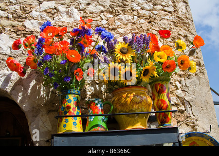 Fleurs artificielles colorées à l'extérieur d'une boutique de cadeaux dans le village médiéval d'Eze, près de Monaco, France Banque D'Images