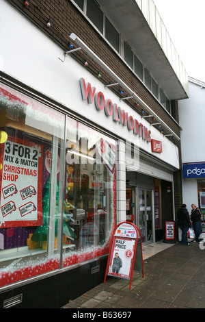 Petit magasin Woolworths à Swansea avec trois pour deux signes offre vente de Noël dans fenêtre sur jour effondrement annoncé Woolworths Banque D'Images