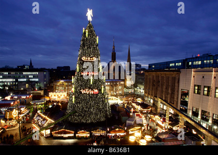 Dortmund/Allemagne : le plus grand arbre de Noël du monde sur le marché de Noël de Dortmund avec une hauteur de 45 mètres Banque D'Images