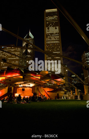 Les touristes assis dehors un auditorium, Pavillon Jay Pritzker, Millennium Park, Chicago, Illinois, États-Unis Banque D'Images