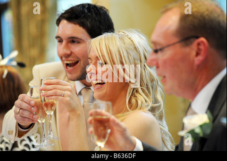 Couple de jeunes mariés parution modèle West Yorkshire Banque D'Images