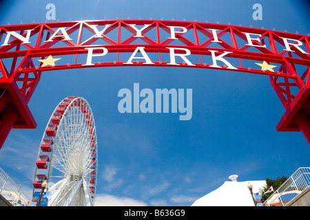 Low angle view of Ferris roue dans un parc d'amusement, Navy Pier Park, Navy Pier, Chicago, Illinois, États-Unis Banque D'Images