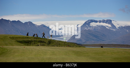 Les golfeurs avec Glacier de Vatnajokull en arrière-plan, fjord Hornafjordur, Islande Banque D'Images