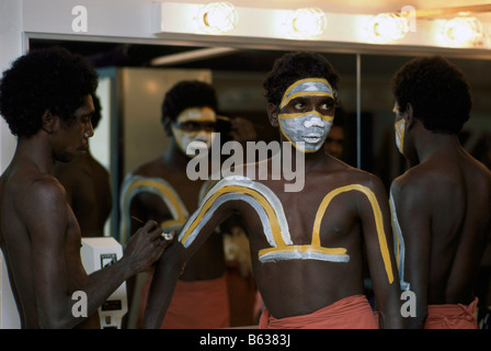 Les aborigènes australiens peindre les visages et les corps dans les coulisses de la préparation d'une performance sur scène Banque D'Images