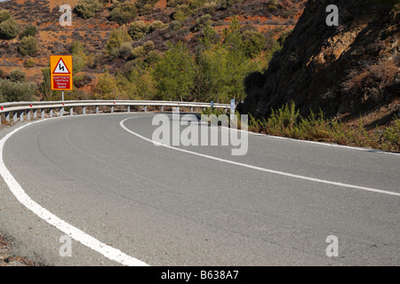 Route de montagne vide sur la F106 vers stavrovouni Chypre Banque D'Images