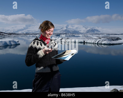 Fille islandaise avec carte à Jokulsarlon Glacial Lagoon, glacier Breidamerkurjokull, l'Est de l'Islande Banque D'Images
