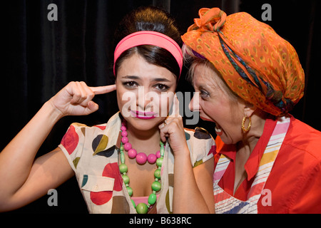 Close-up of a young woman shouting et sa fille coller les doigts dans ses oreilles Banque D'Images