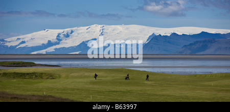 Les golfeurs avec Glacier de Vatnajokull en arrière-plan, fjord Hornafjordur, Islande Banque D'Images