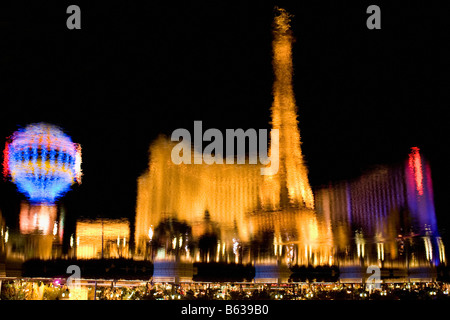 Les bâtiments éclairés la nuit, Las Vegas, Nevada, USA Banque D'Images