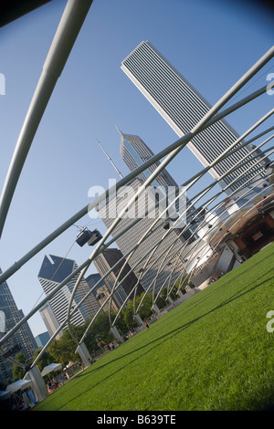 Dans un parc, l'amphithéâtre du parc du Millénaire, Pavillon Jay Pritzker, Chicago, Illinois, États-Unis Banque D'Images
