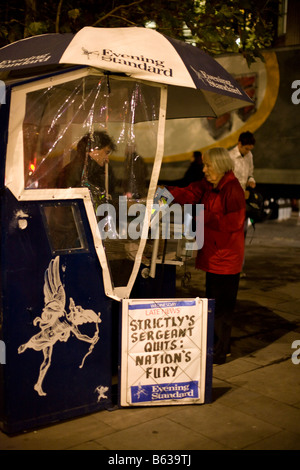 Evening Standard vendeur de journaux et placard annonçant le Sergent John quitte Strictly Come Dancing Banque D'Images