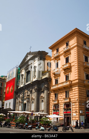 Portrait d'une église dans une ville, Piazza Trieste e Trento, Naples, Naples, Campanie, Italie Province Banque D'Images