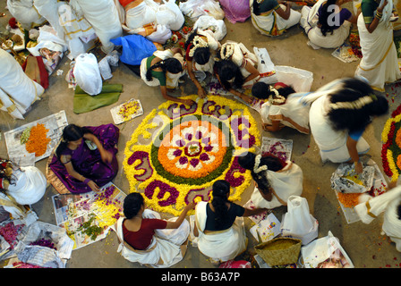 Décorations florales PENDANT ONAM au Kerala Banque D'Images