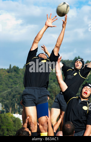 Les jeunes hommes à jouer au rugby Banque D'Images