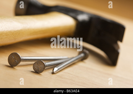 Hammer and Nails abrégé sur fond de bois Banque D'Images