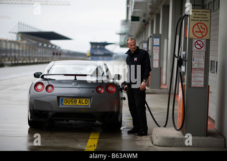 Nissan GT-R dans la voie des stands à la Nurburgring en Allemagne Banque D'Images