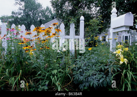 Connecticut USA jardin et clôture de piquet blanche. Fleurs de printemps et boîte aux lettres. Personne. ÉTATS-UNIS Banque D'Images
