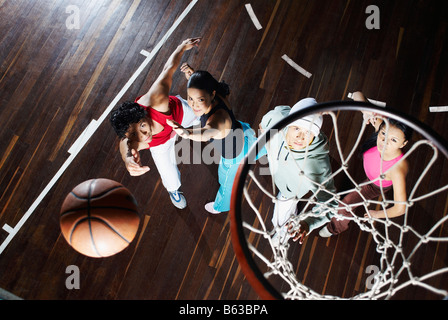 Portrait de deux jeunes hommes et deux jeunes femmes jouant au basket-ball Banque D'Images
