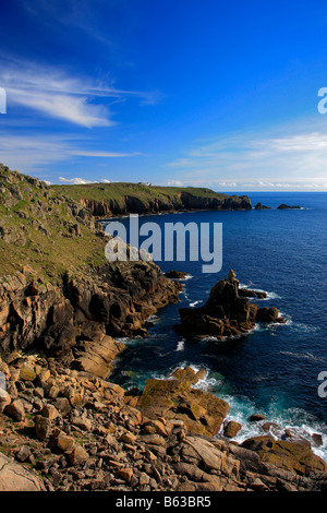 Falaises Sennan Cove vue paysage vers la péninsule de Lands End Cornwall England UK Banque D'Images