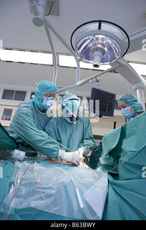Équipe de chirurgiens d'effectuer une chirurgie cardiaque de dérivation, Reykjavik, Islande Banque D'Images