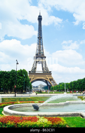 La Tour Eiffel, Paris, avec fontaine et fleurs en premier plan. Banque D'Images