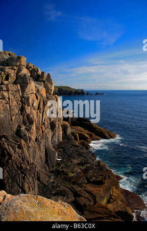 Falaises Sennan Cove vue paysage vers la péninsule de Lands End Cornwall England UK Banque D'Images