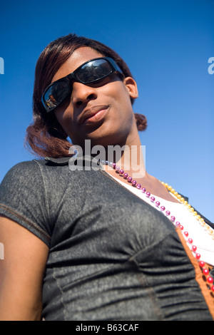 Close-up of a young girl wearing sunglasses Banque D'Images