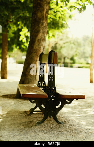 Banc dans un parc vide, Madrid, Espagne Banque D'Images