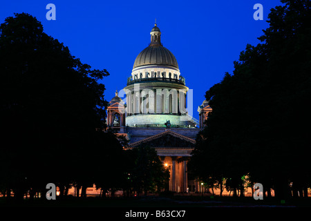 Le dôme de l'Église orthodoxe de l'Est du 19ème siècle la Cathédrale Saint Isaac (1818-1851) au crépuscule dans Saint Petersburg Banque D'Images