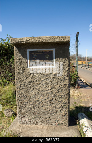 Monument officiel marquant le pont de Victoria Falls la traversée du Zimbabwe vers la Zambie Banque D'Images