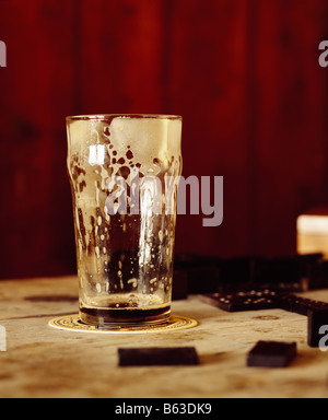 Une couleur couleur d'un verre de bière, bière, stout Guinness ou dans un bar Banque D'Images