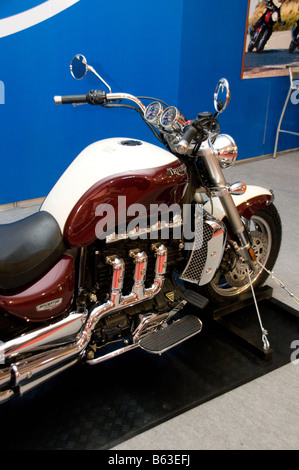 Triumph Rocket III Classic Cruiser moto rouge cerise/New England White Banque D'Images