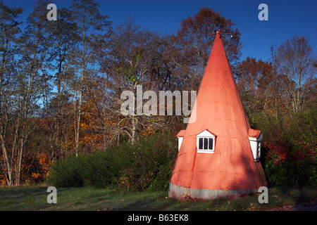 Une curieuse structure qui ressemble à un gnome house adjacent à l'entrée entrée d'une résidence Banque D'Images