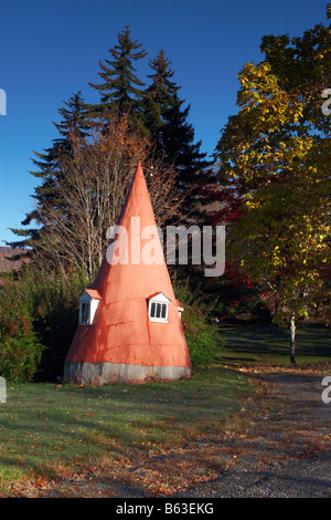 Une curieuse structure qui ressemble à un gnome house adjacent à l'entrée entrée d'une résidence Banque D'Images